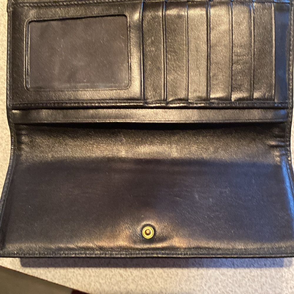 A black Coach leather trifold wallet - Picture 7 of 7